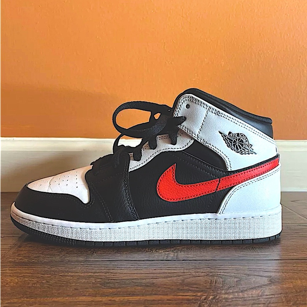 Air Jordan 1 Mid Black Chile Red White 6.5M 8W 6.5Y WORN 3x